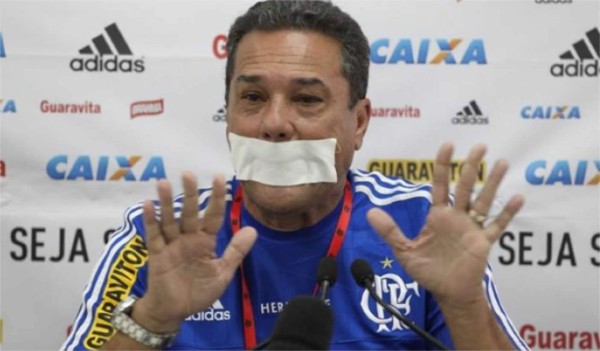 Entrenador Luxemburgo se tapó la boca en señal de protesta