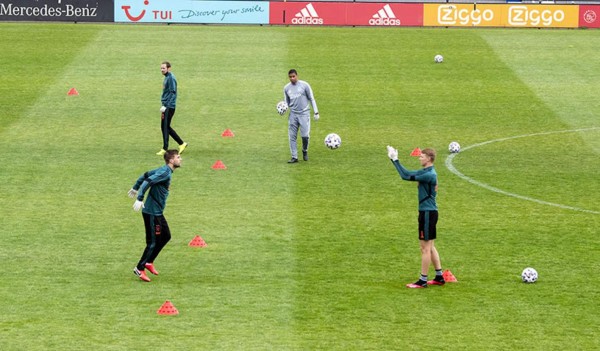 Ajax reanuda los entrenamientos en tríos pese a la suspensión de la Liga de Holanda