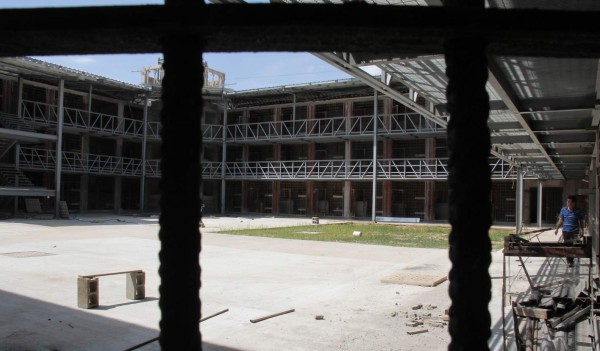 Paralizan trabajos en nuevo centro penal por deuda de L2 millones a trabajadores
