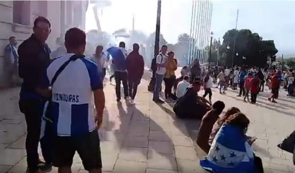 Aficionados entran de manera forzosa al estadio de Montjuïc para ver la Selección de Honduras