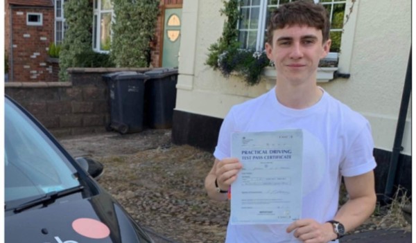 Joven que estuvo en coma despierta sin saber de pandemia pese a haberse contagiado