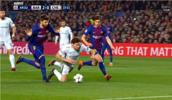 ¡Polémica! ¿Era penal o no para el Chelsea contra Barcelona?
