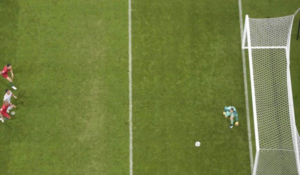 Spain's goalkeeper David De Gea watches as a freekick by Portugal's forward Cristiano Ronaldo (not in picture) goes into the net during the Russia 2018 World Cup Group B football match between Portugal and Spain at the Fisht Stadium in Sochi on June 15, 2018. / AFP PHOTO / Jewel SAMAD / RESTRICTED TO EDITORIAL USE - NO MOBILE PUSH ALERTS/DOWNLOADS