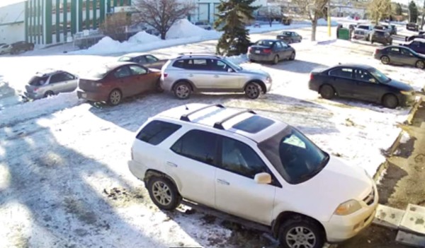 Este hombre podría ser el peor conductor de autos del mundo. Foto YouTube.