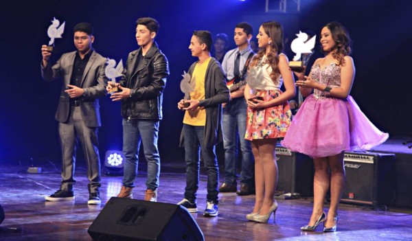 Al final del evento, los cinco participantes recibieron el símbolo de “Muestra Musical”: una nota musical con figura de ave cantora.