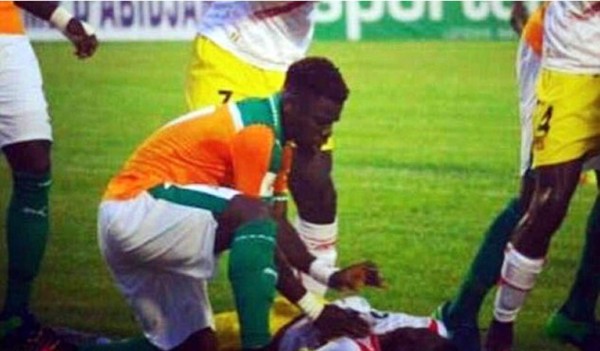 Futbolista Serge Aurier le salva la vida a un rival en pleno partido