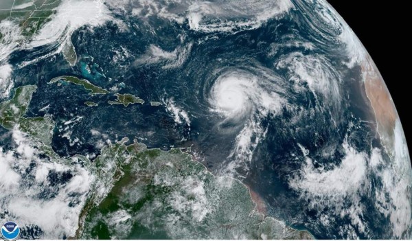 Huracán Teddy llega a categoría 4 y se forma otra tormenta en el Golfo de México