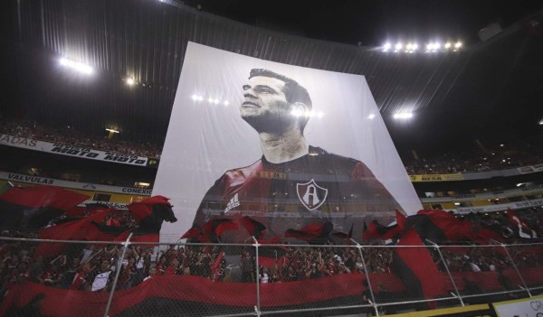 Rafael Márquez recibe emotiva despedida de la afición del Atlas