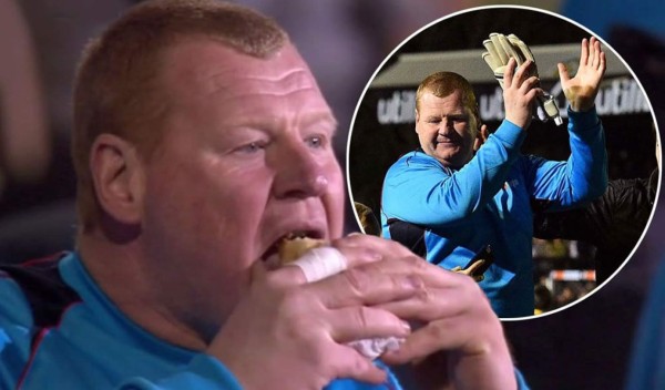El arquero más gordo del mundo se comió un sandwich en pleno partido y es investigado