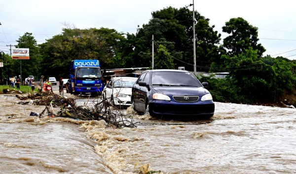 Lluvias inundan calles y bulevares de San Pedro Sula