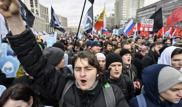 People attend an opposition rally in central Moscow on March 10, 2019, to demand internet freedom in Russia. - Thousands of people rallied against Russia's increasingly restrictive internet policies which some say will eventually lead to 'total censorship' and isolate the country from the world. The mass rally in Moscow and smaller events in other cities across the country was called after the Russian lower house of parliament backed a bill to stop Russian internet traffic from being routed on foreign servers, in a bit to boost cybersecurity. (Photo by Alexander NEMENOV / AFP)