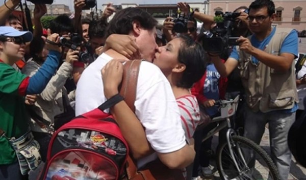 La universidad que prohíbe los besos en público