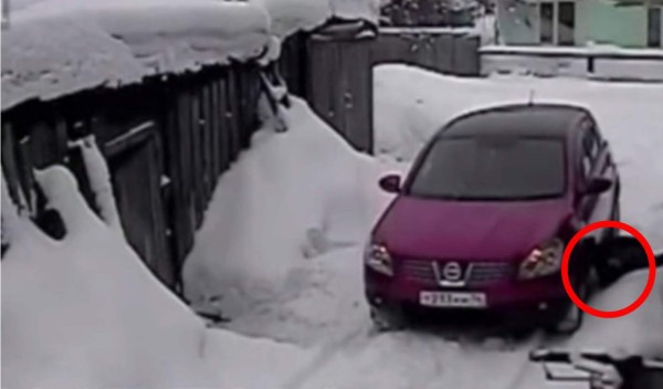 Esta mujer no tuvo compasión con su vecina. La arrolla por varias ocasiones. Foto YouTube.