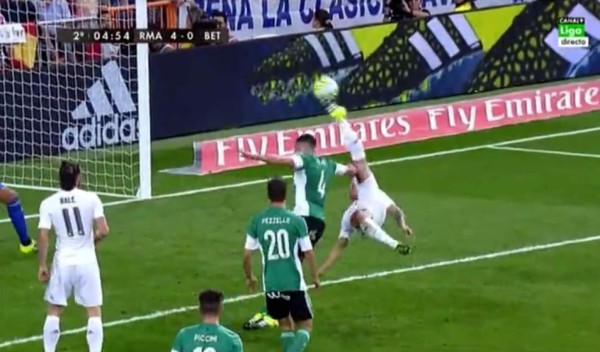 VIDEO: James se luce y hace una joya de gol de chilena
