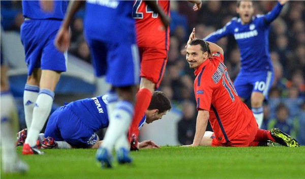 Video: Ibrahimovic expulsado por esta patada a Oscar