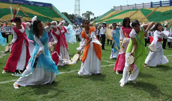 Colorida fiesta cívica en honor a Honduras