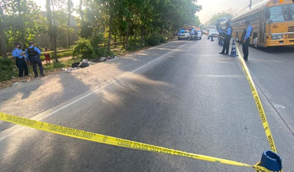 Hallan a dos jóvenes sin vida a la orilla de la carretera hacia Olancho