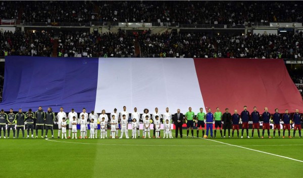 Emotivo homenaje en el clásico a las víctimas de los atentados de París