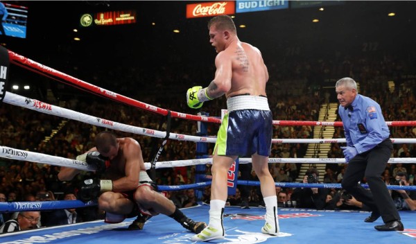 'Canelo' Álvarez noquea al ruso Sergei Kovalev y se queda con el título de la OMB