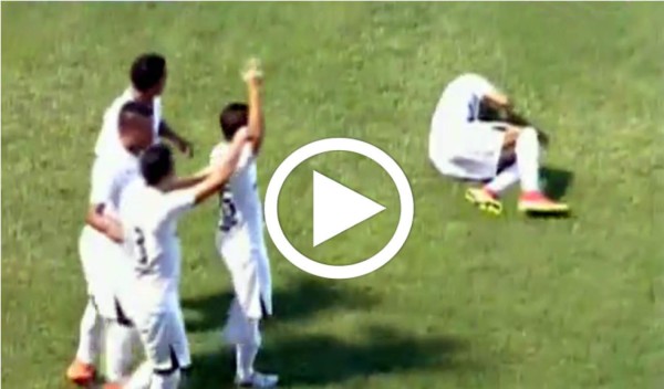 ¡Insólito! Aficionado lanza lata de cerveza a futbolista del Honduras Progreso