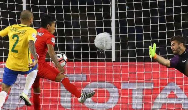 Argentina's Nicolas Gonzalez (C) celebrates after scoring against Peru during their closed-door 2022 FIFA World Cup South American qualifier football match at the National Stadium in Lima on November 17, 2020. (Photo by Daniel APUY / POOL / AFP)