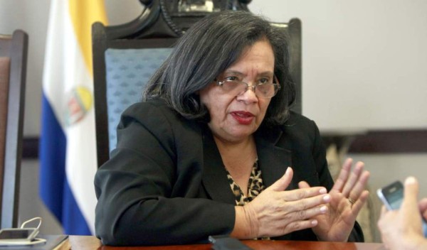 Rectora Julieta Castellanos desmiente que busca la reelección