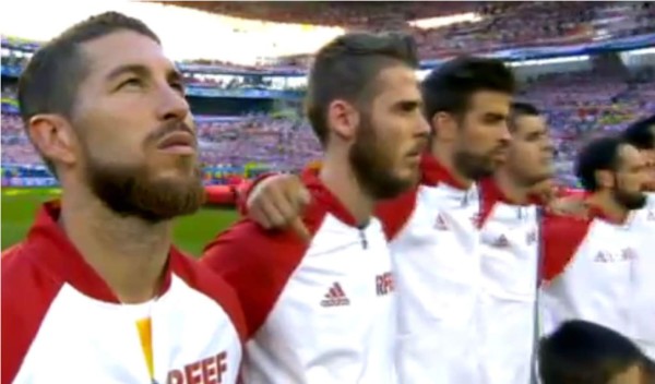 Un gesto con la mano del central Gerard Piqupe se ha convertido en viral en la red.