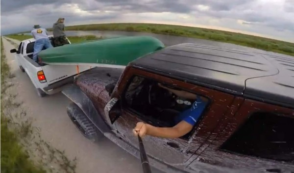 Distraído conductor graba su accidente con un 'selfie'