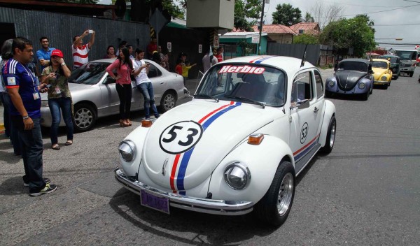 Desfile de caballos purasangres engalana la Feria