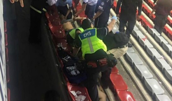 Aficionados sufren terrible accidente en estadio por sacarse una selfie