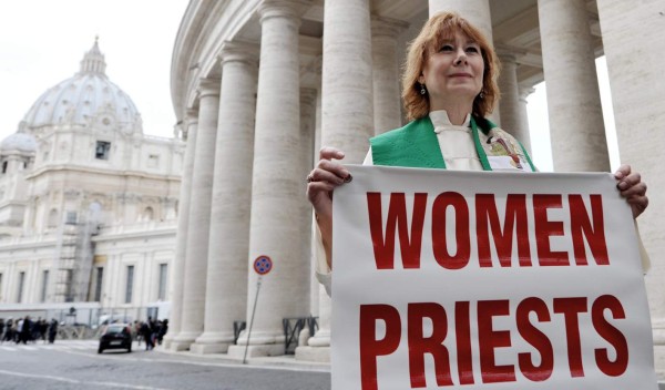 Mujeres que militan por ordenación sacerdotal es recibida en el Vaticano