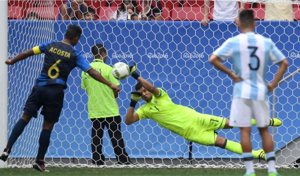 VIDEO: Bryan Acosta falla penal contra Argentina