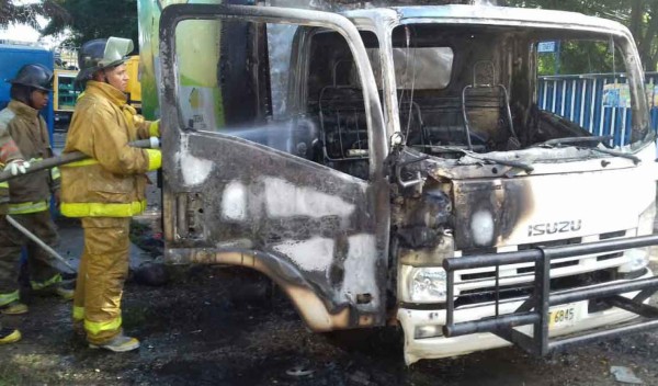 Tirorean y prenden fuego a camión repartidor en La Ceiba