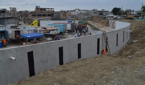 Ecuador suspende construcción de muro fronterizo