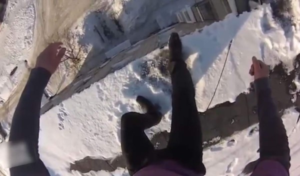 Se lanza desde un quinto piso y resulta ileso  