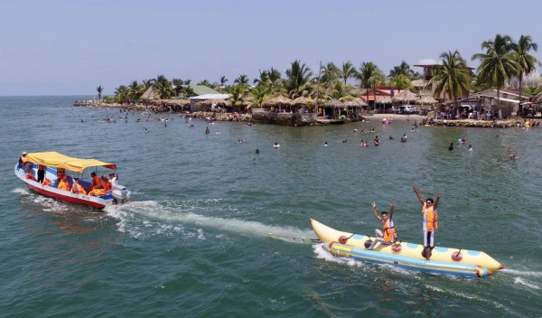 Ambiente de fiesta relaja a bañistas en Omoa y Puerto Cortés