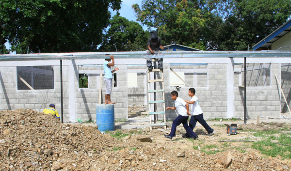 Dan apoyo a jóvenes de Tulián en Omoa