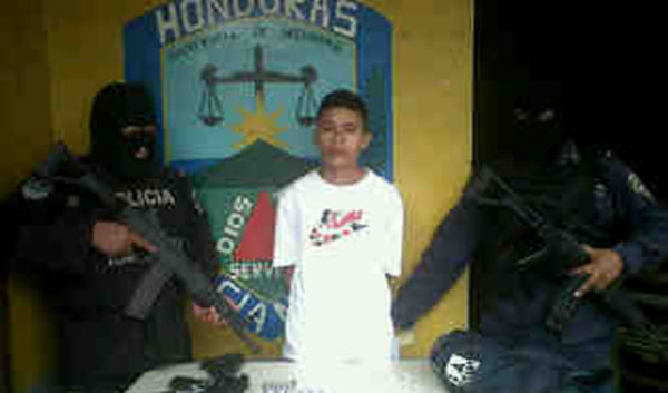 Detienen a hombre en posesión de armas y drogas