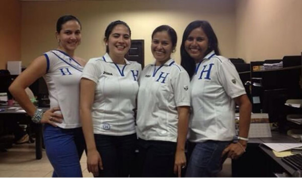 La afición hondureña se puso la camiseta para apoyar a la Bicolor