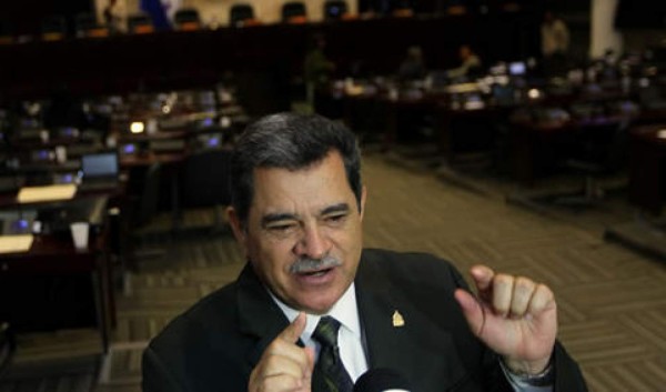 Listos dos dictámenes en el Congreso a favor de eliminar los cobros en dólares