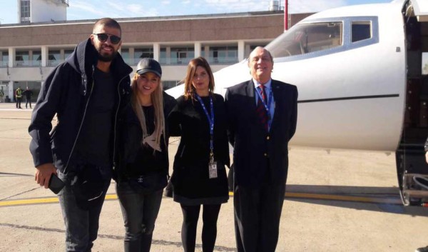 Piqué y Shakira llegan a Rosario para asistir a la boda de Messi