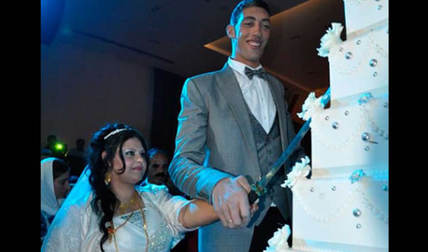 El hombre más alto del mundo se casa con una siria