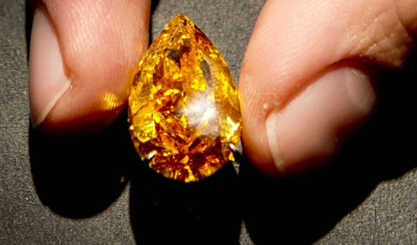 Subastan el mayor diamante naranja del mundo en Suiza