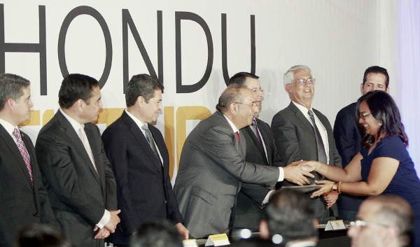 Crédito-beca de HonduFuturo beneficia a 24 profesionales más