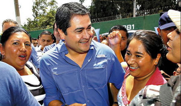 Jóvenes edecanes se preparan para traspaso de banda presidencial