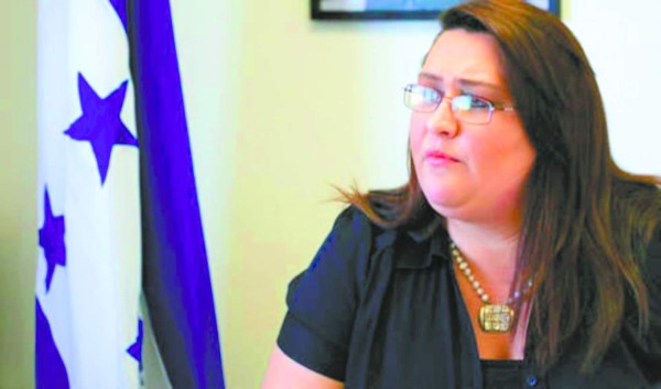 Excónsul hondureña enjuiciada tramita acreditación ante Estados Unidos