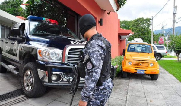 Envían a prisión a expresidente salvadoreño Flores