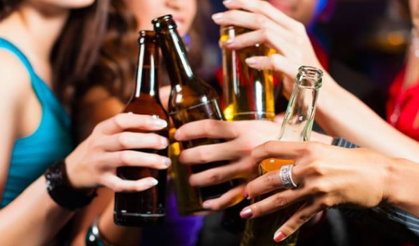 Beber alcohol aumenta riesgo de cáncer de mama en mujeres jóvenes