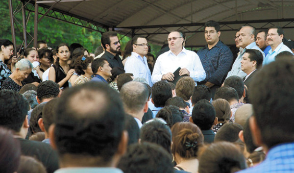 Dolor en despedida de pastor Roberto Marroquín