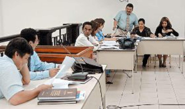 Presentan en juicio pruebas por masacre